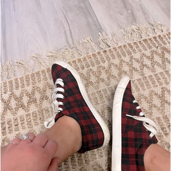 •ROCKET DOG• Red & Black Buffalo Plaid Jumpin Dublin Sneaker •Women’s size 9• - Picture 1 of 10
